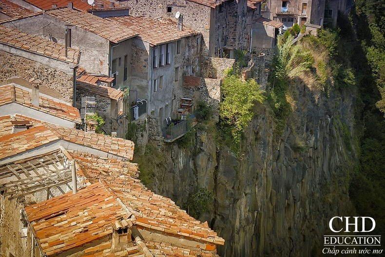   Castellfollit de la Roca - Ngôi làng bên vách đá đẹp hơn tranh ở xứ bò tót